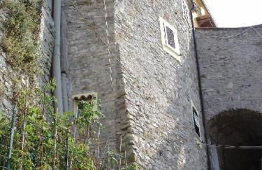 A stone tower 1 - Foto 1