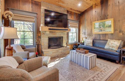 Walk to White River Cozy Escape with Screened Porch - Foto 1