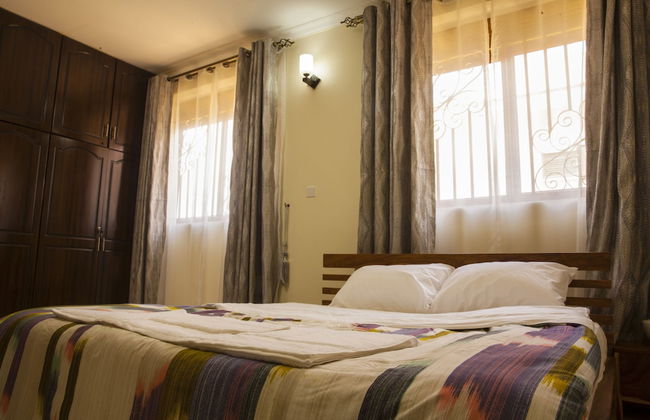 Three Bedroom art themed apartment - Photo 2