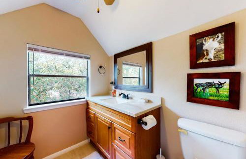 Lovely 2-Story Home with Upper & Lower Decks, Gorgeous Lake & Hill Country Views - Foto 22