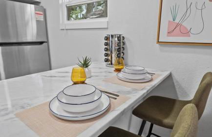 Modern-Retro Themed Home Close to Coffee + Food! - Foto 5