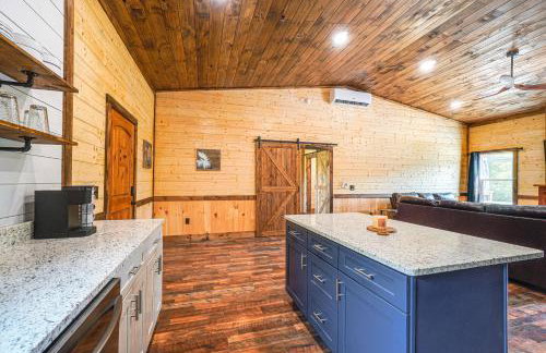 Hot Tub & Mtn Views: Pet-Friendly Englewood Cabin - Photo 11