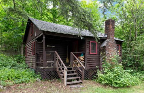 Romantic Couples' Cabin Retreat with Fireplace near White Mountain Forest - Foto 1