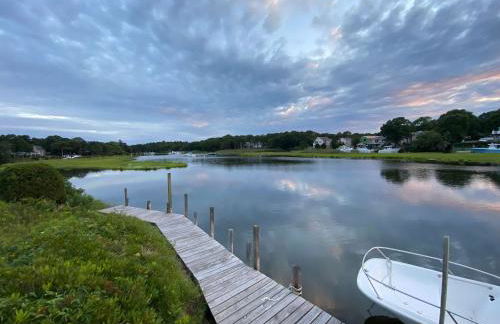 Waterfront Retreat with Private Dock and Fire Pit, Sleeps 8, Outdoor Dining, Spa-Style Primary, Gourmet Kitchen with Dual Dishwashers, Gas Fireplace, River Views, Bright Open Layout, Central AC, Perfect Coastal Escape for Families, 24 Hr Hospitality - Foto 76