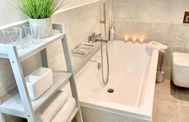 Apartment Twelve - Photo 12