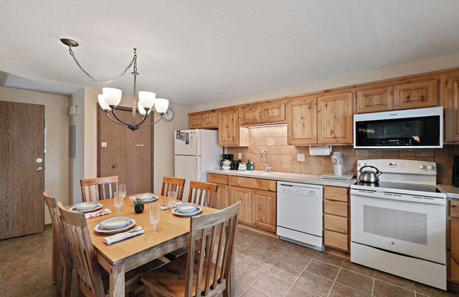 Trapper 8: Cozy 4-Bedroom Condo, 1 Minute to Yellowstone, perfect for 8 guests. - Foto 32