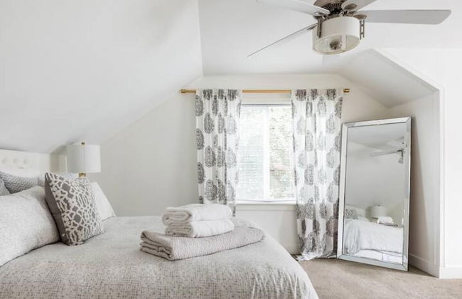 Gorgeous Bungalow With a Backyard Deck - Photo 46