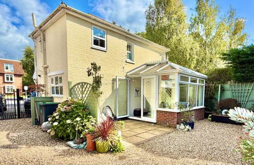 Gateman's Cottage - Three Bedroom Detached Home - Free Parking - Close to New Forest and Beaches - Photo 2