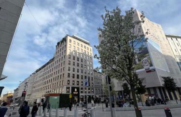 Design District Luxury Apartment - Photo 27