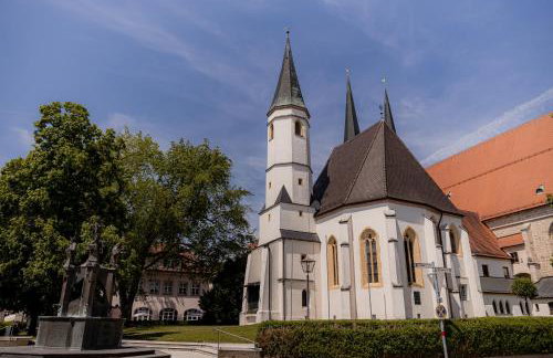 C4S COME4STAY Altötting - 3-Zi Whg I Zentrale Lage I Parkplatz I Balkon I WIFI I SmartTV I 1 Kingsize, 1 Queensize Bett I Office Arbeitsplatz I Wohnbereich mit Couch und Essbereich I voll ausgestattete Küche I Nespresso - Foto 43