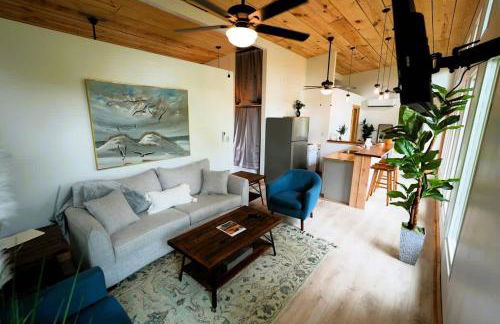 Luxe 2BR Cabin with Deck and Creek View - Working Farm - Foto 8