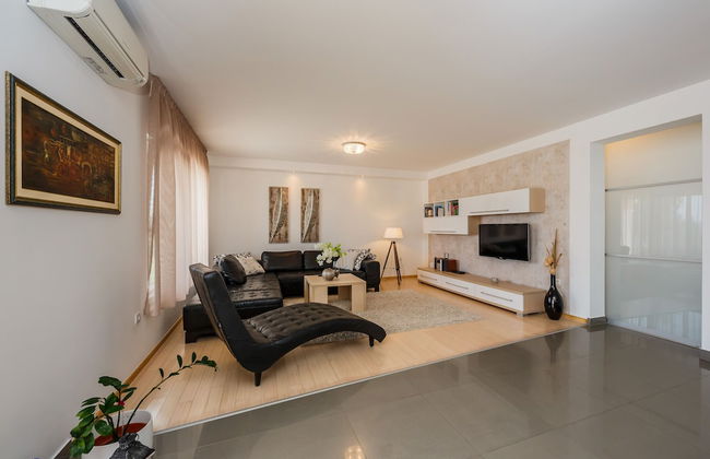 Luxury Secluded Villa w. Pool, Jacuzzi and Garden - Photo 24