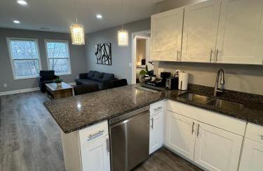 Spacious 2BR Apt with Balcony and 2 King Beds Sleeps 6 - Foto 16