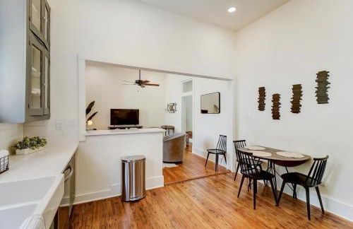 Downtown home with enclosed backyard, deck, streaming, washer/dryer, central AC - Foto 15