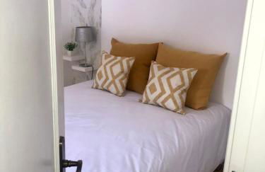 City Break-Quiet House with Private Patio - Foto 12