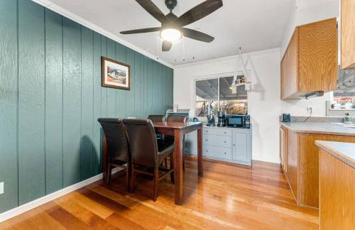 Spacious and Comfy Close to Everything Backyard - Foto 11