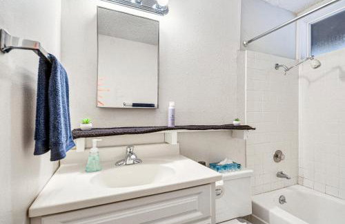 Lake Oswego Condo with Balcony, 3 Mi to the Water! - Foto 12