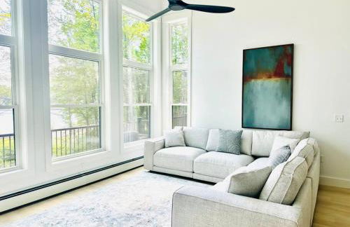 Luxe Modern Lakefront Oasis - Hot Tub, Sunset Views, Pet & Family Friendly! Close to UMF! - Foto 19