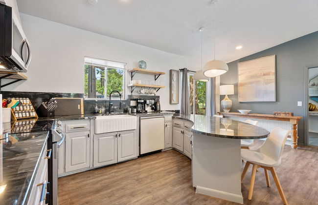 Spacious Family Home w Pool Hot Tub Large Yard - Photo 15