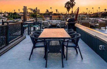 NEW Luxury Concrete Home Just Minutes from the Beach - Foto 47