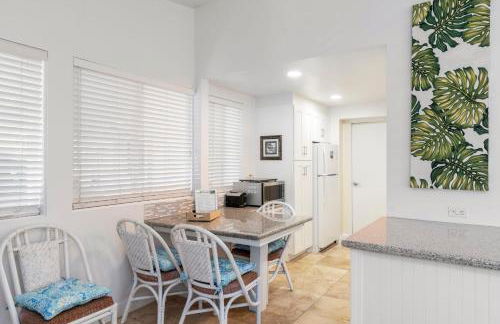 Stylish 1BR Apartment with AC Full Kitchen & WD - Just Steps to the Beach - Photo 12