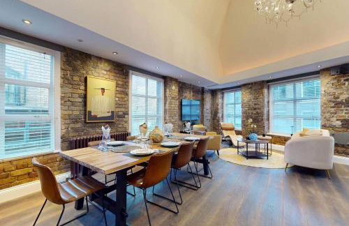 Stylish Penthouse with City Views and Aircon - Pass the Keys - Photo 3