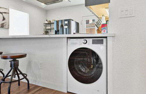 3BR 2BA Retreat with Pool 1 Mile to Downtown - Foto 7