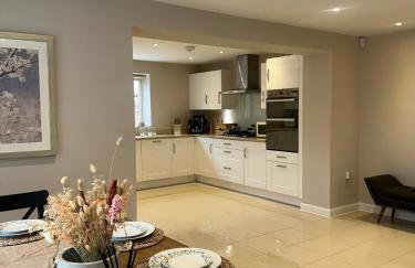 Luxury 6-Bedroom House 5 minutes from Bicester Village Shopping Outlet - Perfect for Business and Family Stays! Private Parking for 4 Cars! - Photo 9