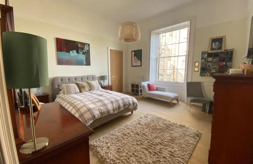 Georgian 4 Bedroom 3 Bathroom New Town Apartment - Foto 9