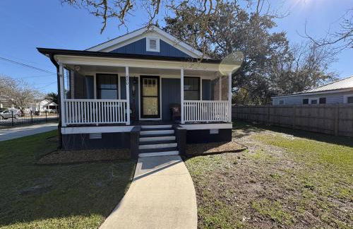 Coastal home with private separate guest house, gas grill and close to local beach - Foto 1