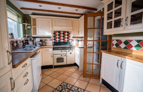 Sleeps 8-10 Cotswold Home with Hot Tub & Parking - Foto 2