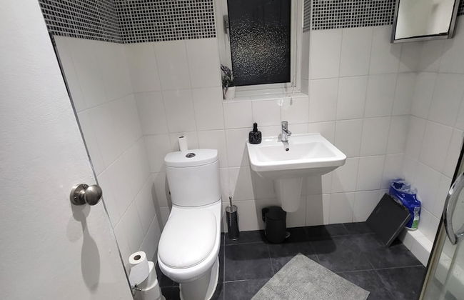 Charming 2-bed Apartment in Grays - Photo 10