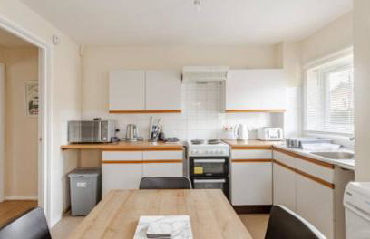 Cosy House- Sleeps 7 Centrally Located Free Parking, Fast WIFI Smart Tv with Sky and Netflix Business Travellers Relocators Leisure Welcome - Foto 13