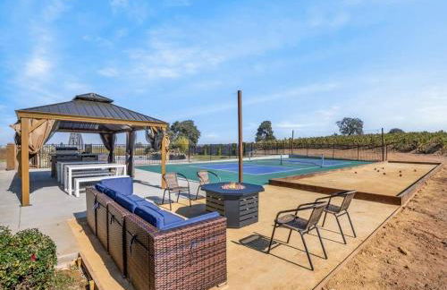 Luxury 4 Acre Estate - Pickleball, Pool, Hot Tub! - Foto 6