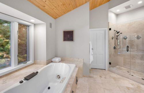 Luxury Tahoe Vacation Rental with HotTub & Lake Views - Foto 25