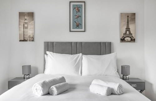 Spacious 4 Bedroom Home, Prime Location, Parking - Photo 14