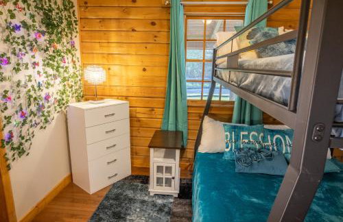 Ascension Cabin - hot tub, fire pit, babbling brook - Foto 35