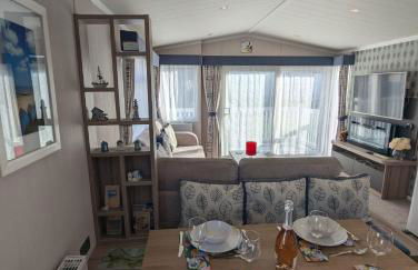 Pet friendly Holiday Home located at 5 Star award winning Shorefield Country Park - within walking distance to Milford on sea Beach - Photo 6
