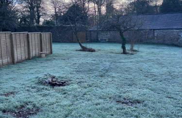 Glamping Pod with a Hot Tub in Orchard - Foto 9