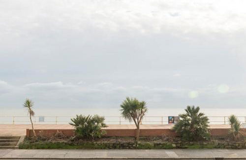 3 Bedroom, 3 bathroom large flat with sea views! - Foto 17