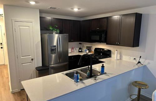 Cozy Stay with Pool Relax with Easy Access to Highway - Foto 39