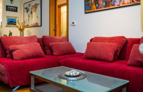 Cityscape Comfort Apartment With Garage - Happy Rentals - Photo 30