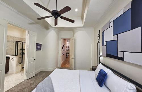 Galleria Comfort 3BR King Bed Private Jacuzzi and Garage - Foto 16