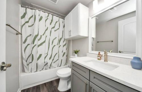 LUX Resort Inspired 2BR Near Houston Pool Gym - Foto 20