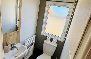 Shamrocks Cove Caravan - Award-Winning Coastal Retreat - Photo 28