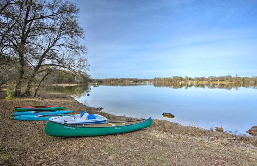 Lakefront Cabin with 2 Lofts, Boats on 4 Acres - Foto 1