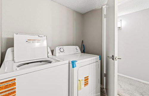 Sleek 2BR Stay with Pool, Gym, and Modern Comforts - Foto 20