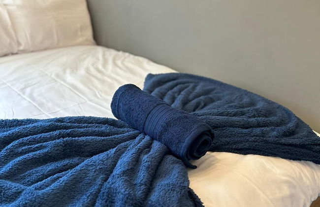 Private 5 bedroom Whole House - Photo 4