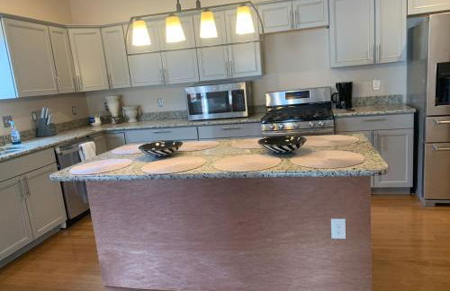 Huge Cozy Home with Many Bedrooms in Ivywild - Foto 21