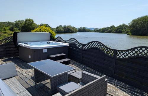 Lakefront Lodge with Hot Tub - Aylesbury Lodge - Foto 1